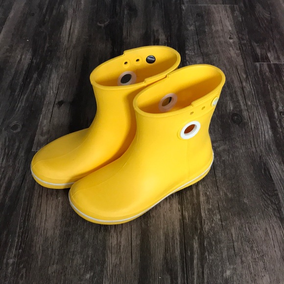 crocs jaunt shorty boot yellow